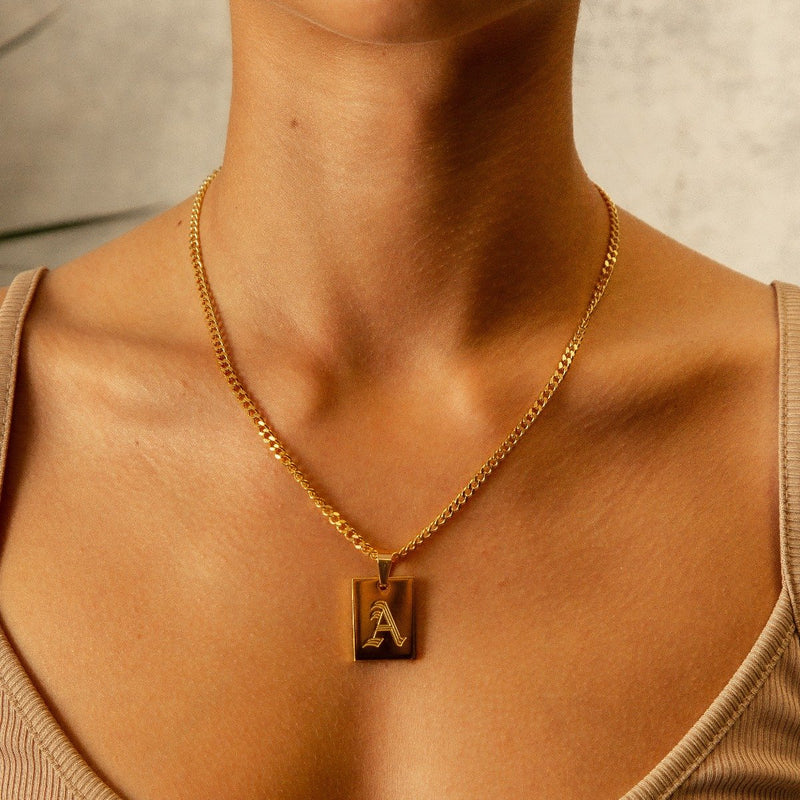 Personalisierte Halskette mit altenglischen Buchstaben - Gold